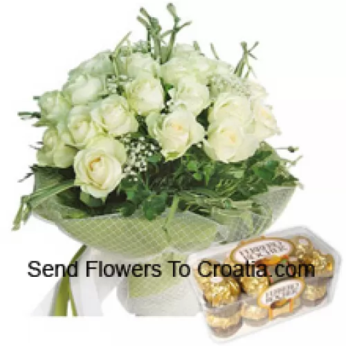 Bouquet de 19 roses blanches avec des garnitures saisonnières accompagné de 16 délicieux Ferrero Rochers