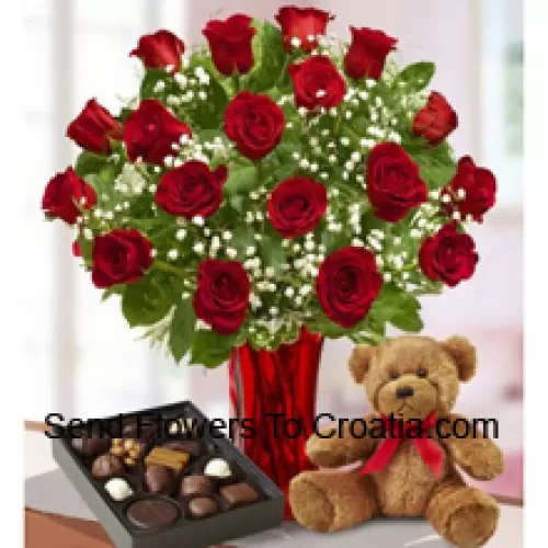 25 Roses rouges avec des fougères dans un vase en verre, un mignon ours en peluche brun et une boîte de chocolats importée