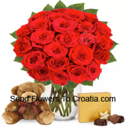 25 roses rouges avec quelques fougères dans un vase en verre accompagné d'une boîte de chocolats importés