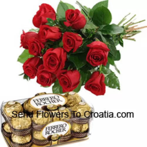 Bouquet de 11 roses rouges avec des garnitures saisonnières accompagné d'une boîte de 16 pièces Ferrero Rochers