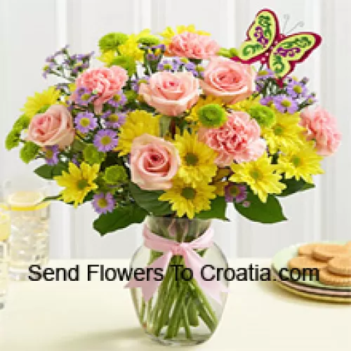 Roses roses, oeillets roses et gerberas jaunes avec des remplisseurs saisonniers dans un vase en verre - 25 tiges et remplisseurs