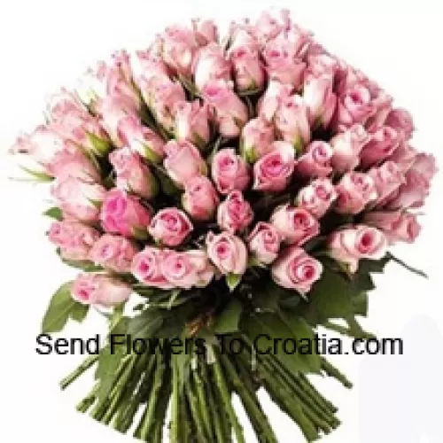 Bouquet de 75 roses roses avec des remplisseurs saisonniers