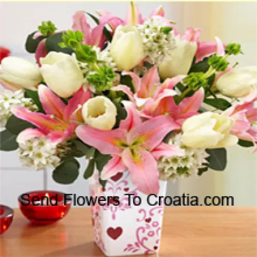 Gigli rosa e tulipani bianchi con fiori bianchi assortiti in un vaso di vetro - Si prega di notare che in caso di non disponibilità di certi fiori stagionali, gli stessi verranno sostituiti con altri fiori dello stesso valore