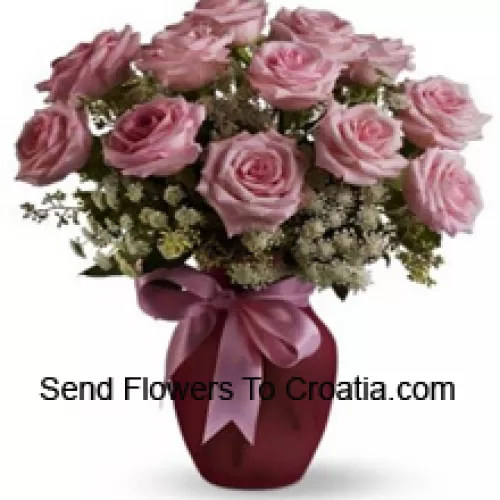 11 Roses Roses avec des charges blanches assorties dans un vase en verre