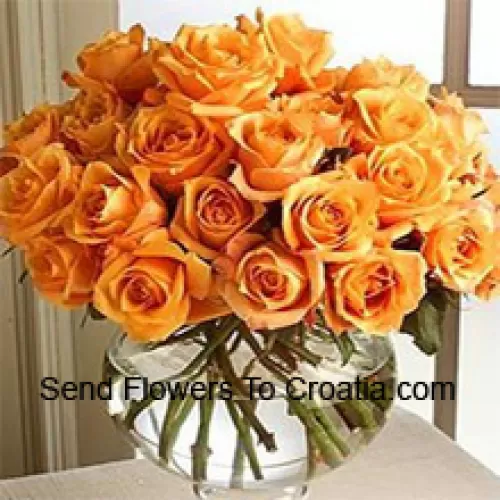 25 Roses Orange avec quelques fougères dans un vase en verre