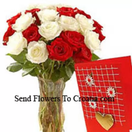 15 Roses Rouges et 10 Roses Blanches dans un Vase en Verre Accompagnées d'une Carte de Vœux Gratuite