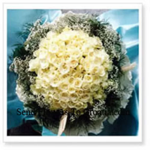 Bouquet de 101 roses blanches avec des garnitures saisonnières
