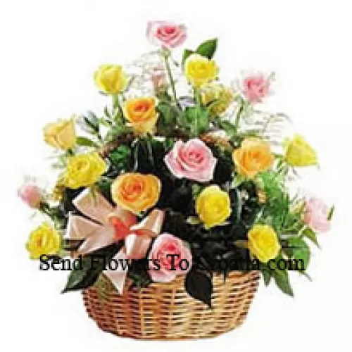 Un magnifique panier de 25 roses de couleurs variées