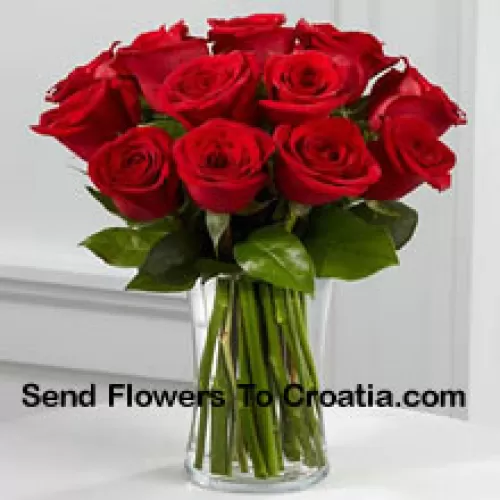 11 Roses Rouges Avec Quelques Fougères dans un Vase