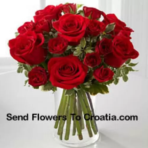 19 Roses Rouges Avec Quelques Fougères Dans un Vase